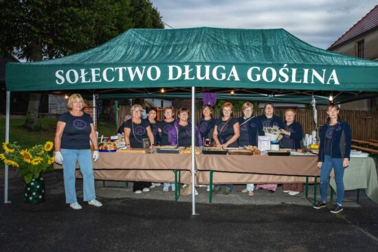 Panie z KGW w Długiej Goślinie pozują do zdjęcia
