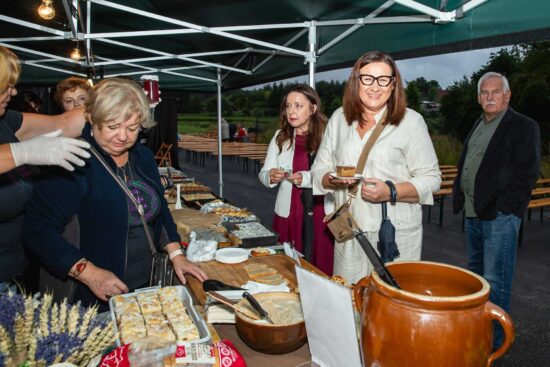 Burmistrz Justyna Radomska i radna Beata Robak stoją przy kawiarence 